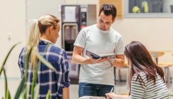 Čerství absolventi to majú ma trhu práce jednoduchšie ako predošlé ročníky. Pracovných príležitostí je viac než dosť