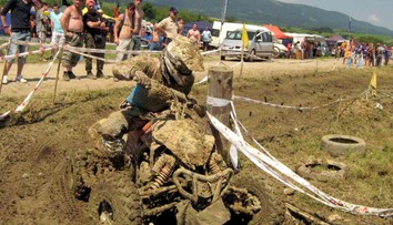 Svedok opísal desivé detaily po zrážke motorky, ktorá vpálila do detí, dievča (10) prevážal vrtuľník