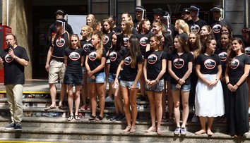 Lúčnica spievala na stanici, prekričala aj staničný rozhlas