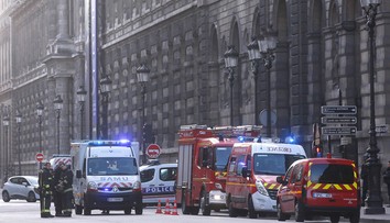 Útok v Louvri bol podľa francúzskeho prezidenta zrejme teroristickým činom