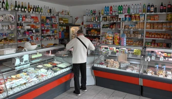 FOTO a VIDEO: Parižák a čapovaná desiatka na stojáka. Retro bufet v centre Trnavy vás vráti v čase