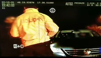Zadržali mu vodičák, no on sa polícii vysmial. Po diaľnici sa rútil 211 km/h
