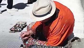 Pre niekoho odpad, pre neho príležitosť tvoriť. Umelec v Londýne vytvára diela zo žuvačiek na chodníku