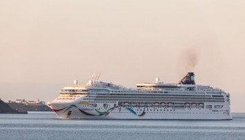 Výletná loď odplávala z ostrova bez ôsmich pasažierov. Tí ju teraz naháňajú po západnom pobreží Afriky