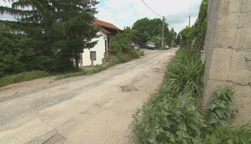 Niektoré ulice v Nitre vyzerajú ako poľné cesty. Ľudia aj autá sa brodia blatom