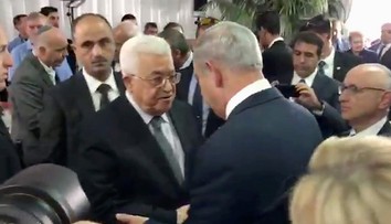 Táto snímka z pohrebu Šimona Peresa sa zapíše do dejín