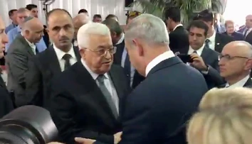 Táto snímka z pohrebu Šimona Peresa sa zapíše do dejín