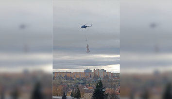 Nad Popradom sa „zjavil“ obrovský anjel. Vianočnú výzdobu prenášala helikoptéra