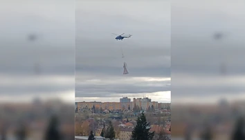 Nad Popradom sa „zjavil“ obrovský anjel. Vianočnú výzdobu prenášala helikoptéra