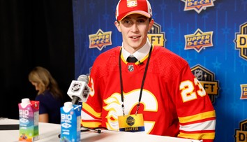 Mladý Slovák udivil zámorie a zostáva v NHL. Aj proti lepším súperom vyzerá výborne, chváli ho tréner Calgary