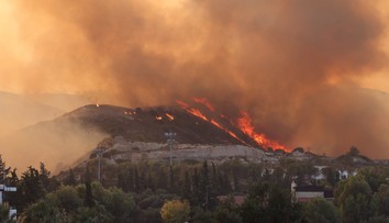 V Grécku sa už podarilo dostať pod kontrolu všetky požiare, na Rodose však stále platí stav núdze