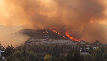 V Grécku sa už podarilo dostať pod kontrolu všetky požiare, na Rodose však stále platí stav núdze
