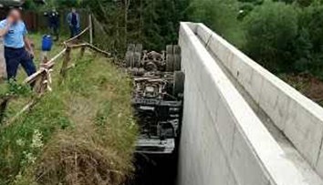 Prevrátený kamión zostal zakliesnený pri betónovej stene