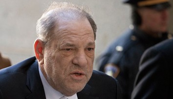 Bývalého amerického producenta Weinsteina previezli do Los Angeles, kde čelí ďalším obvineniam