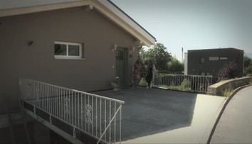 K domu si postavila prístupovú cestu cez mostík. Majiteľka si tým však poriadne zavarila