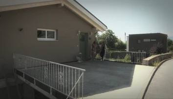 K domu si postavila prístupovú cestu cez mostík. Majiteľka si tým však poriadne zavarila