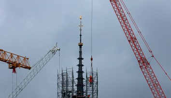 Z katedrály Notre-Dame v Paríži začali odstraňovať 600-tonové lešenie. Oficiálnu príčinu požiaru stále neurčili