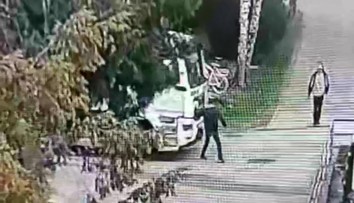 VIDEO: Opitý senior vošiel do cesty smetiarskemu autu. Skončil pod jeho kolesami