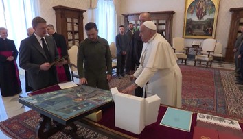 Zelenskyj sa stretol s pápežom Františkom. Daroval mu obraz s námetom masakra v Buči