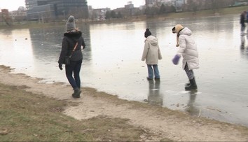 Jazerá sa zmenili na dočasné klziská. Pozor, prírodný ľad môže byť zradný