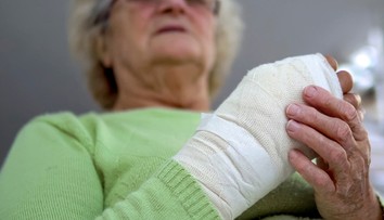 Prievidzská SAD musí žene zaplatiť vysoké odškodné, že si na hrboli zlomila ruku