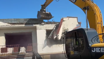 Kuciakov dom vo Veľkej Mači začali búrať. Postavia tam Pamätník slobody slova