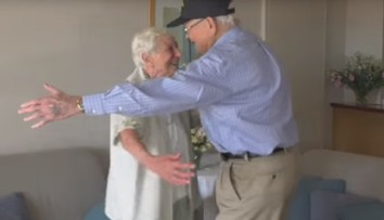 Ich príbeh dojíma svet. Vojak odletel za svojou láskou, videl ju po 71 rokoch