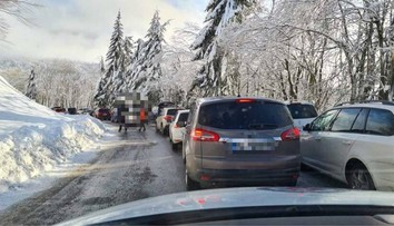 FOTO: Cestu na lyžiarske stredisko Skalka upchali turisti, polícia ju musela zavrieť
