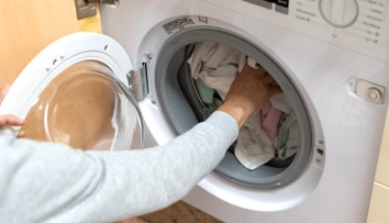 Priveľa pracieho prostriedku či nevhodné tkaniny. Niektorými zvyklosťami pri praní ničíme svoju práčku