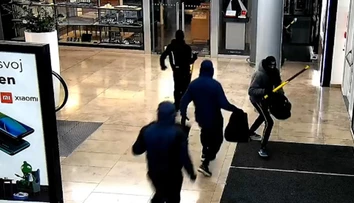 VIDEO: Nevydarená lúpež v Eurovei. Páchatelia si brúsili zuby na cennosti z klenotníctva