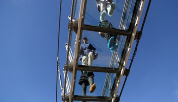 VIDEO: Atrakcia sa zmenila na smrteľnú priepasť. Pod turistami sa zrútil sklenený most