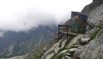 Predával kusy starej latríny, aby získal peniaze na novú. Pri chate pod Rysmi chce postaviť ďalšiu drevenú toaletu