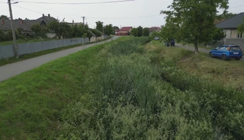 Vodohospodári nestíhajú kosiť trávu v korytách potokov a riek. Primátorom a starostom došla trpezlivosť