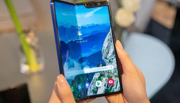 Skladateľný smartfón od Samsungu pod paľbou kritiky: Recenzenti hlásia problémy s displejom