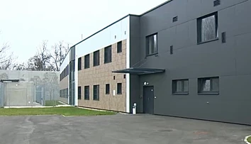 Detenčný ústav v Hronovciach má prvých klientov. Obec si naň postupne zvyká