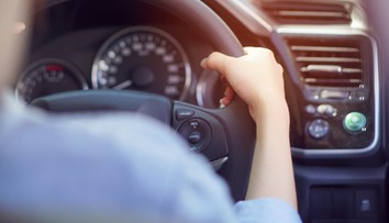 VIDEO: Žena za volantom dojčila svoje dieťa. Podľa experta poriadne riskovala