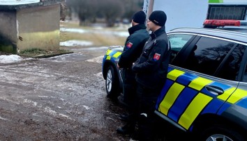 Mladík (20) sa šmykol, rozbil si hlavu a omdlel. Zachránil ho muž, ktorý si ho náhodou všimol cestou vo vlaku