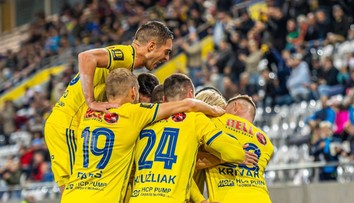 VIDEO: Ružomberčania súperovi nahrali na dva góly, vylúčiť sa nechal hráč i tréner. Diváci v Košiciach sa bavili