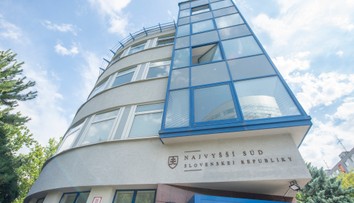 Nahlásil bombu na súde, no nepovedal na ktorom. Opatrenia prijali na celom Slovensku