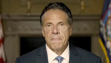 Guvernér Cuomo odmietol obvinenia z nevhodných dotykov a obťažovania