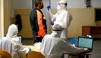 Počet novoinfikovaných a obetí zatiaľ výrazne nestúpa, počet hospitalizovaných stále klesá