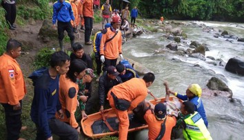 Autobus sa zrútil na Sumatre do rokliny. Zahynulo najmenej 25 ľudí