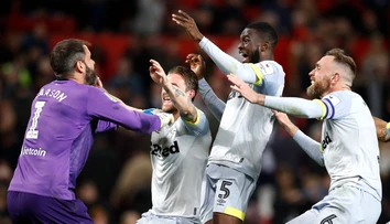 Prekvapenie v Carabao cupe: Manchester United po penaltách vyradil druholigista