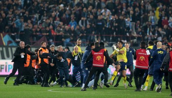 VIDEO: Najprv oslavy, potom hromadná bitka. Fanúšikovia napadli hráčov v elitnej európskej lige