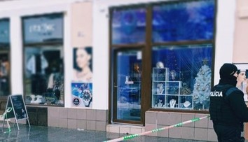 Lúpež za bieleho dňa. Zlodej zo zlatníctva zobral zlato v hodnote desiatok tisíc eur