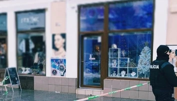 Lúpež za bieleho dňa. Zlodej zo zlatníctva zobral zlato v hodnote desiatok tisíc eur