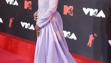 VMAs 2021: Spevák strhol všetku pozornosť: Dlhé šaty a „tehotenské“ brucho