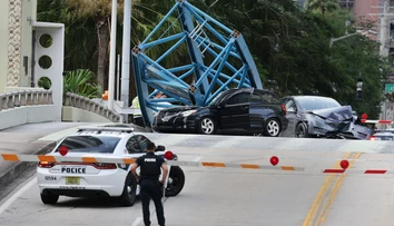 VIDEO: Tragédia na Floride. Kus žeriavu aj s robotníkom sa zrútil na prechádzajúce autá