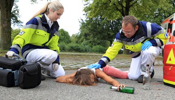 Až šesť opitých tínedžerov prijali na urgente. Niektoré prípady rieši polícia