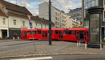 V Bratislave sa v sobotu ráno vykoľajila električka, premávka je opäť obnovená